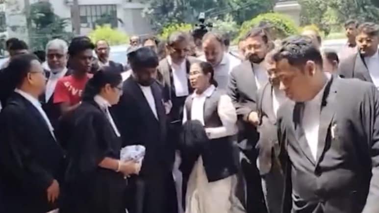 LIVE: बंगाल में पोस्ट-पोल हिंसा पर ममता बनर्जी हाईकोर्ट पहुंचीं, वकील के अवतार में आईं नजर