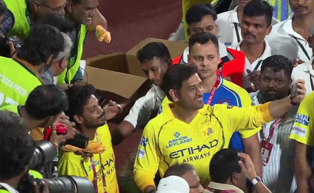 MS Dhoni Has Special Reunion With Suresh Raina, Takes Selfies Amid Chatter Over Last IPL Match