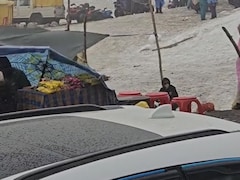 मनाली में 'स्नो क्रेज' पर भारी पड़ा ट्रैफिक, रोहतांग पास पर लगा किलोमीटर लंबा जाम, रेंगती नजर आईं गाड़ियां