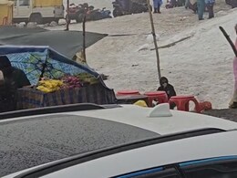 मनाली में 'स्नो क्रेज' पर भारी पड़ा ट्रैफिक, रोहतांग पास पर लगा किलोमीटर लंबा जाम, रेंगती नजर आईं गाड़ियां
