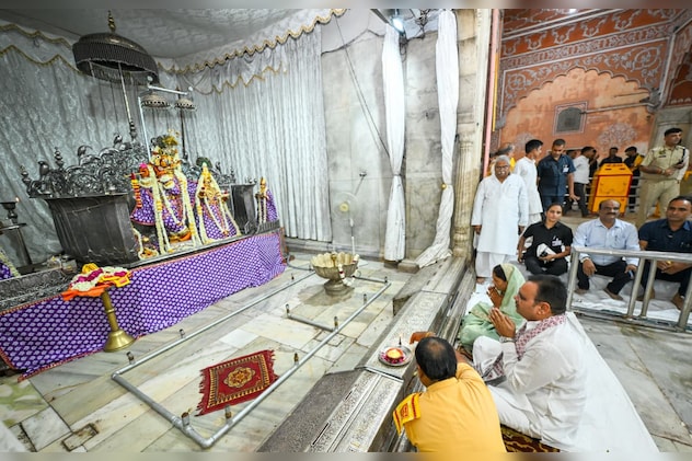 भगवान गोविंद देवजी मंदिर में पत्नी संग सीएम