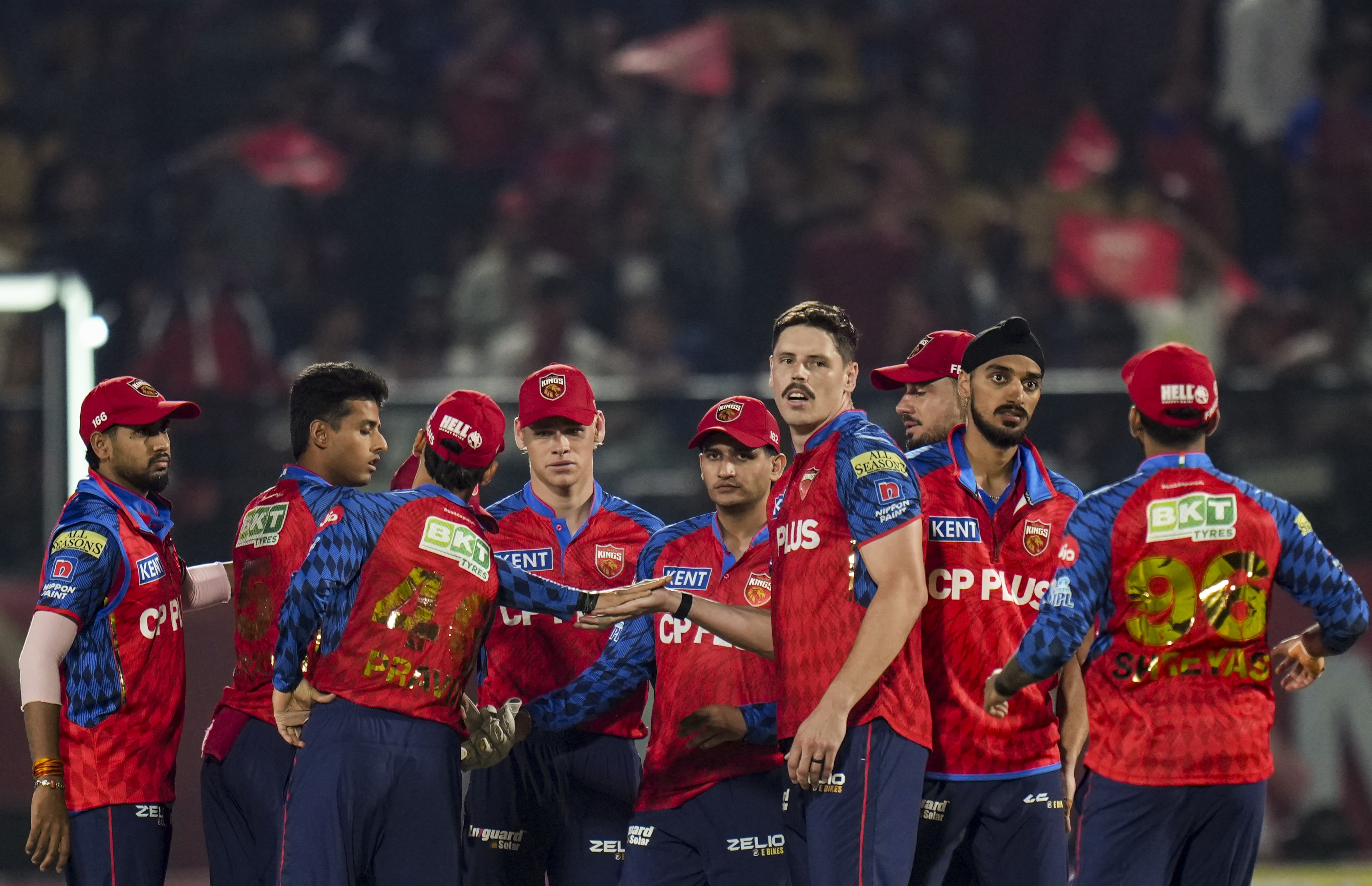 IPL 2026 Points Table: दिल्ली की जीत से रोमांचक हुई प्लेऑफ की रेस, लगातार चौथी हार से पंजाब पर मंडराया खतरा, ऐसा है समीकरण