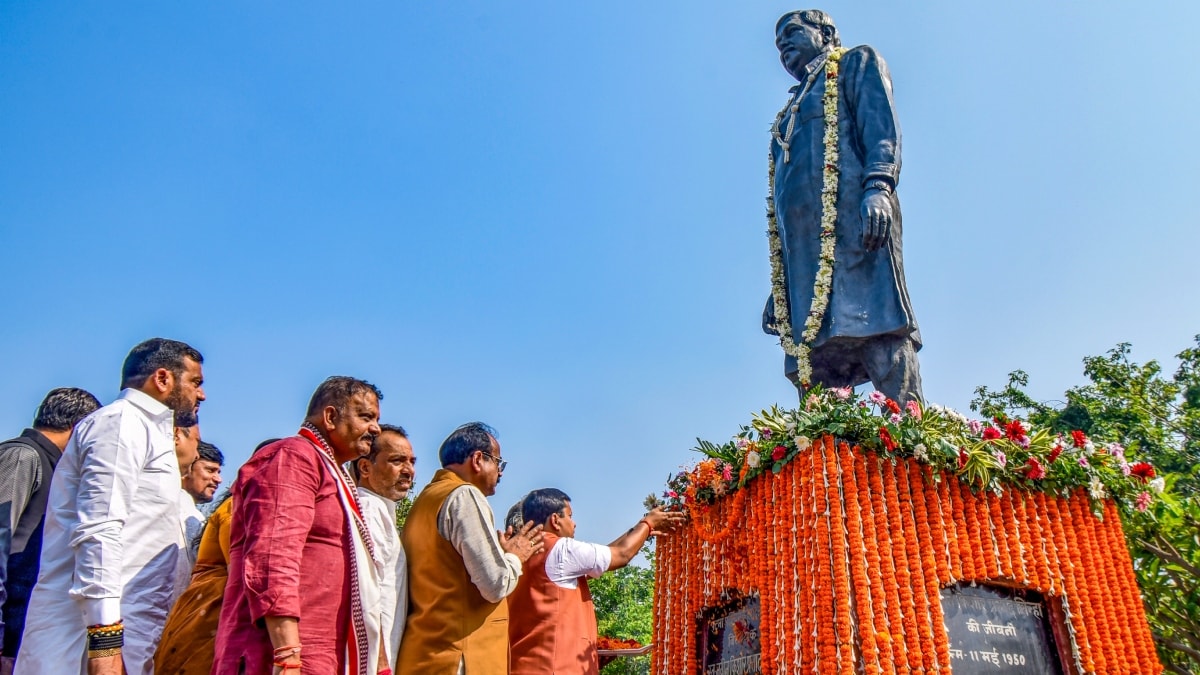 पिता की प्रतिमा पर श्रद्धांजलि देते नितिन नवीन