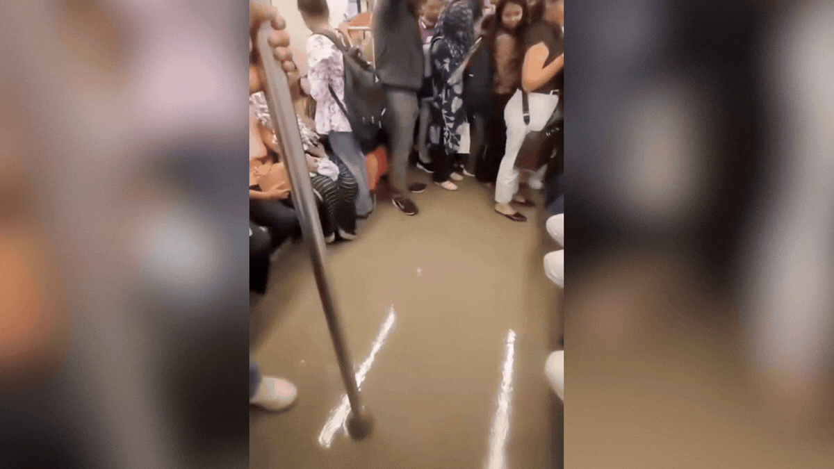 VIDEO: बारिश नहीं झेल पाई Pune Metro, कोच में टपकने लगा पानी, जलभराव की बन गई स्थिति