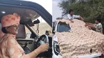 रिटायरमेंट पर 'नोटो की बारिश': हरियाणा के छोरे ने मां को दिया यूनिक गिफ्ट, कार पर चिपका दिए गड्डियों के नोट