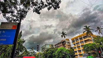 Mumbai Rains: Heavy Showers Bring Relief From Rising Temperatures In Mulund, Other Parts; Check IMD's Forecast