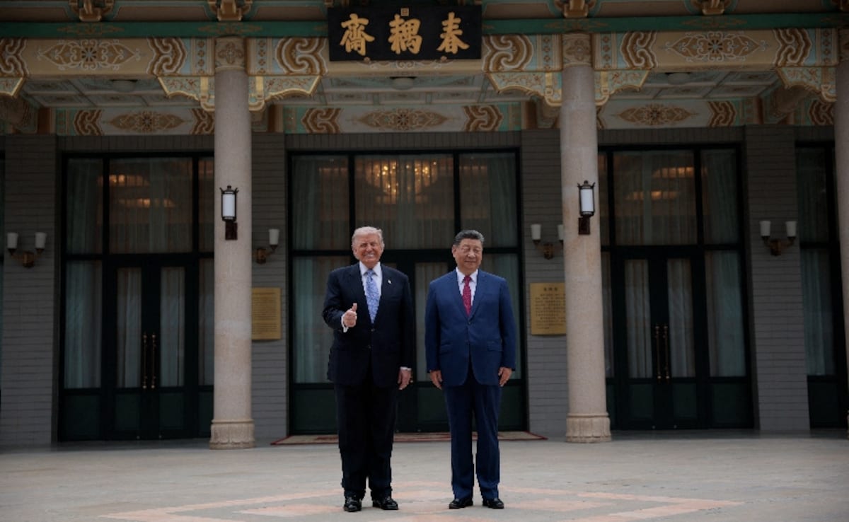 Donald Trump poses for a picture with Xi Jinping during a visit to the Zhongnanhai Garden in Beijing