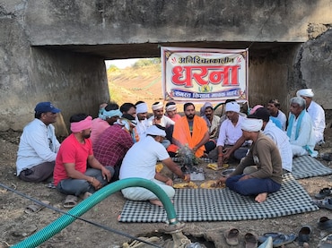 माचक नहर में चौथे दिन भी किसानों का धरना जारी, सूखी मूंग का किया अंतिम संस्कार, पढ़ी हनुमान चालीसा
