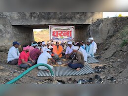 माचक नहर में चौथे दिन भी किसानों का धरना जारी, सूखी मूंग का किया अंतिम संस्कार, पढ़ी हनुमान चालीसा