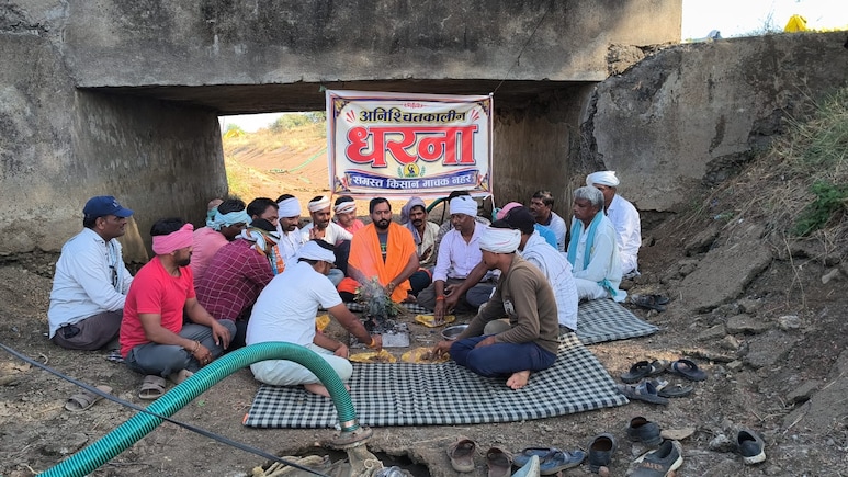 माचक नहर में चौथे दिन भी किसानों का धरना जारी, सूखी मूंग का किया अंतिम संस्कार, पढ़ी हनुमान चालीसा
