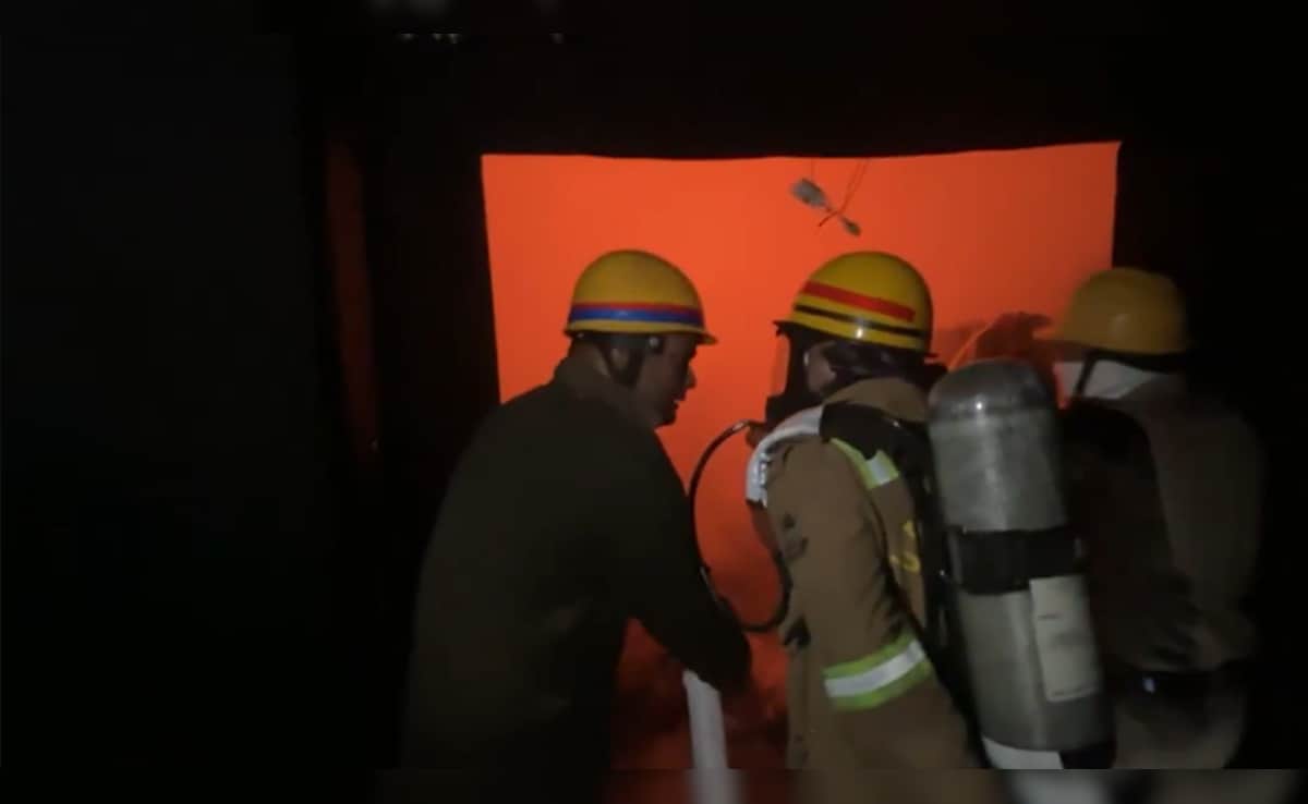 Pacific Mall Fire: गाजियाबाद के पैसिफिक मॉल में भीषण आग, सिनेमाघर के प्रोजेक्टर रूम से उठा धुआं, मची अफरा-तफरी