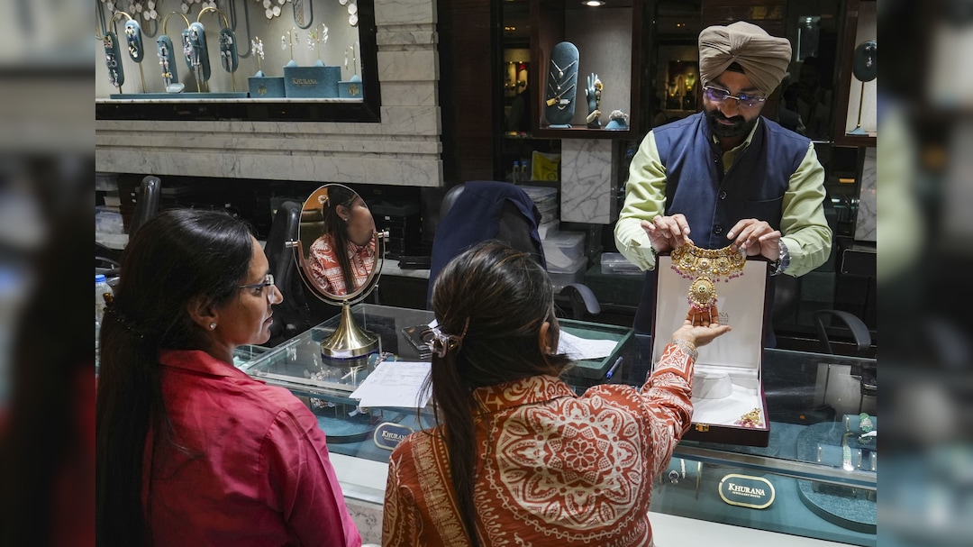 Silver Prices Plunge By Rs 21,600, Gold Falls By Rs 3,200 Amid Global Selloff