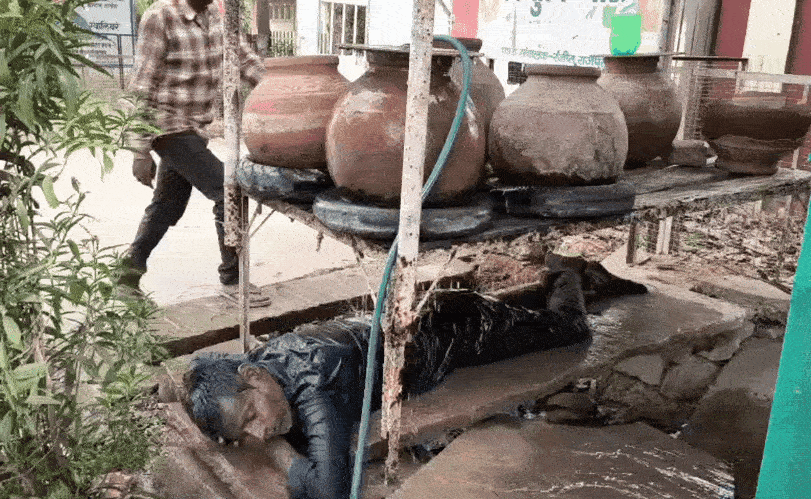 गर्मी का टॉर्चर और गजब का जुगाड़, ललितपुर में मटकों से टपकते पानी के नीचे चैन से सोता रहा युवक, Video वायरल