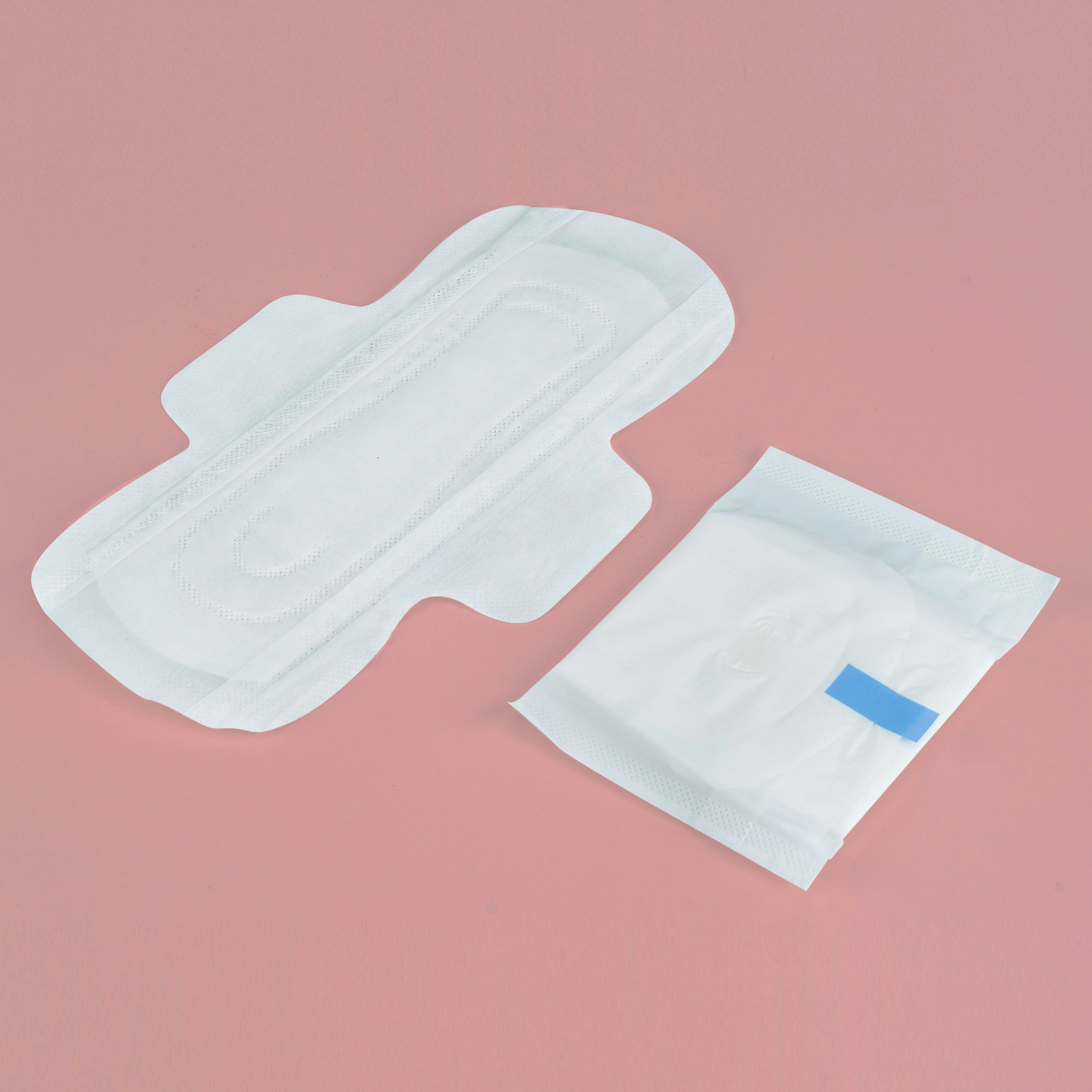 Using sanitary pads during summer does not directly cause fungal infections