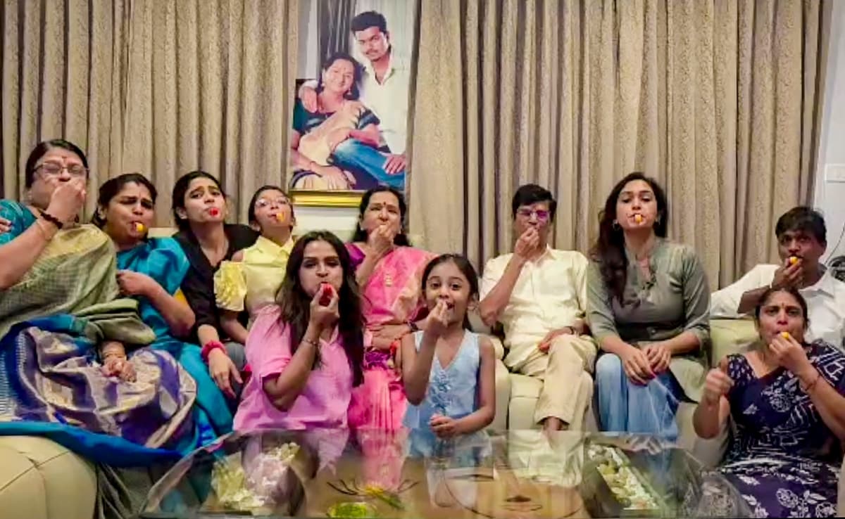 तमिलनाडु विधानसभा चुनाव में मिली शानदार जीत के बाद जश्न मनाते थलपति विजय के परिजन.