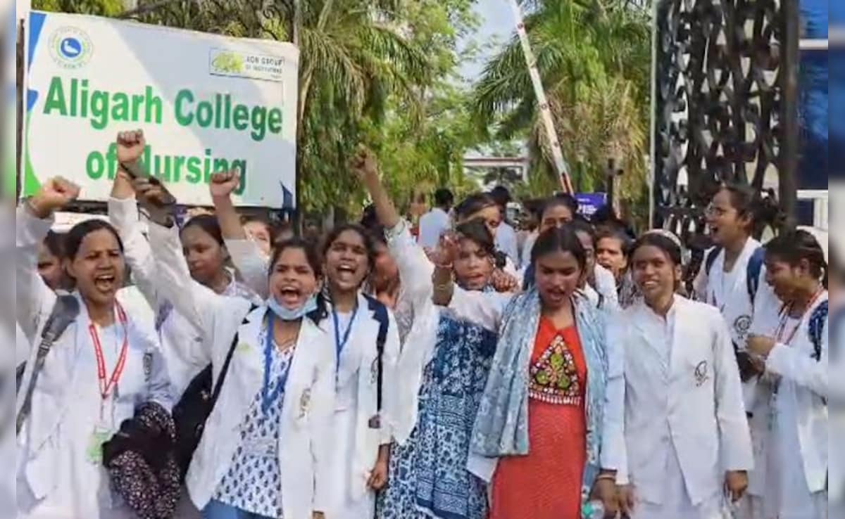 अलीगढ़: नर्सिंग कॉलेज में ANM छात्राओं का हंगामा, कहा- भविष्य के साथ खिलवाड़ हो रहा