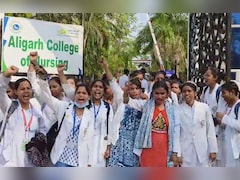 अलीगढ़: नर्सिंग कॉलेज में ANM छात्राओं का हंगामा, कहा- भविष्य के साथ खिलवाड़ हो रहा