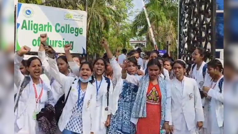 अलीगढ़: नर्सिंग कॉलेज में ANM छात्राओं का हंगामा, कहा- भविष्य के साथ खिलवाड़ हो रहा