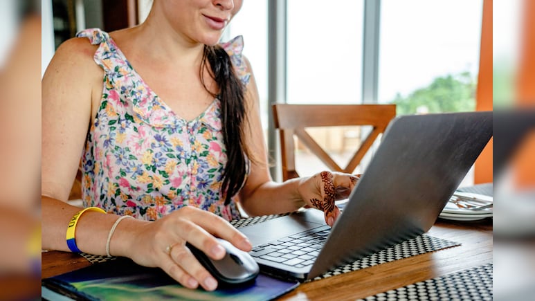 Work From Home: काम करने बैठें तो डेस्&zwj;क पर होनी चाहिए ये चीजें, वरना बार-बार उठना पड़ता है