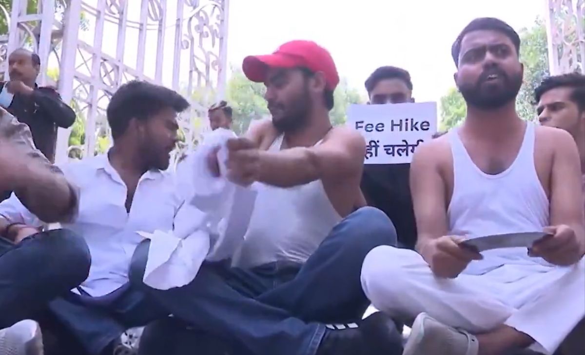 लखनऊ यूनिवर्सिटी में फीस बढ़ोतरी का विरोध कर रहे 5 छात्र सस्पेंड, 8 पर मुकदमा दर्ज