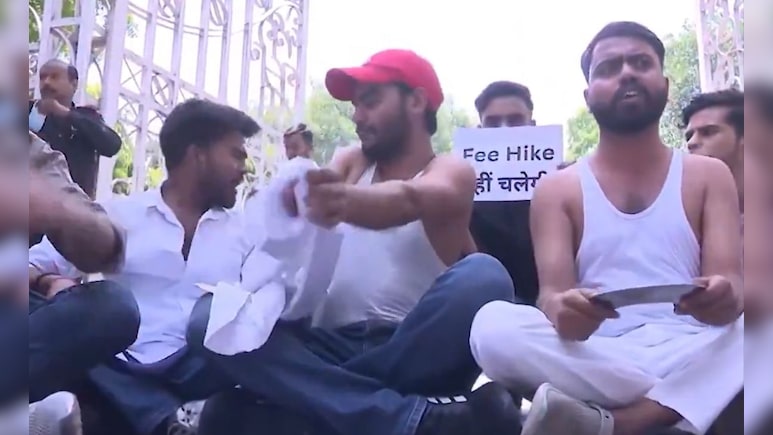 लखनऊ यूनिवर्सिटी में फीस बढ़ोतरी का विरोध कर रहे 5 छात्र सस्पेंड, 8 पर मुकदमा दर्ज