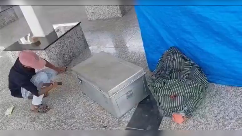 लखनऊ में खौफनाक वारदात, ट्रेन में मिली महिला की बिना सिर वाली लाश, कई टुकड़ों में था शव