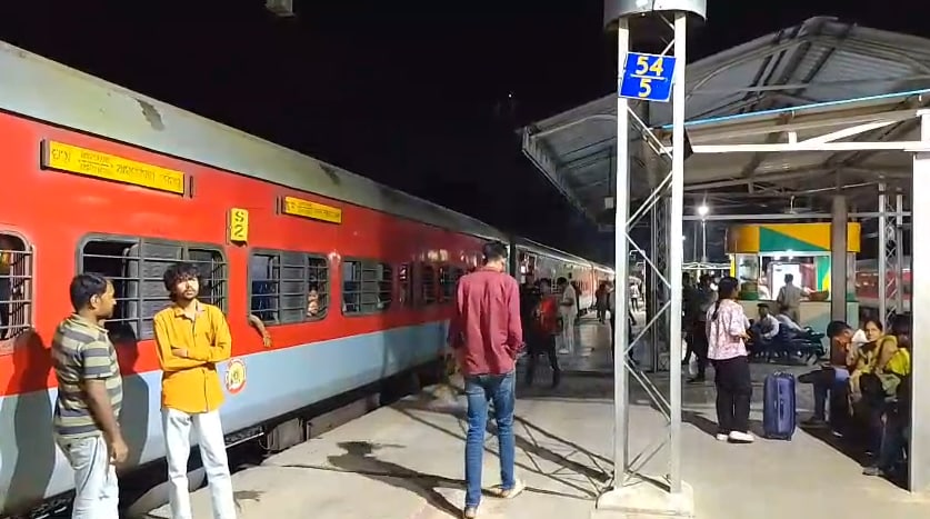 up weather news storm heavy rain destruction fatehpur hardoi deaths train affected