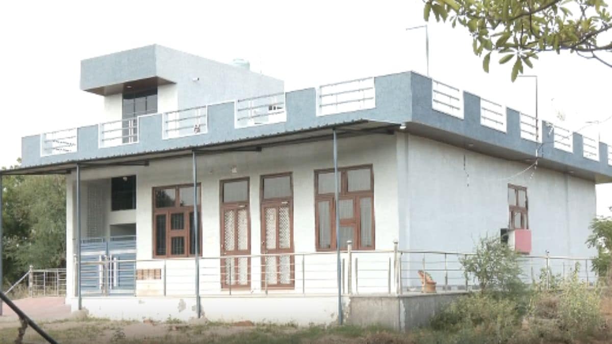 चौमूं के चीथवाड़ी गांव में XEN गौतम मीणा का घर