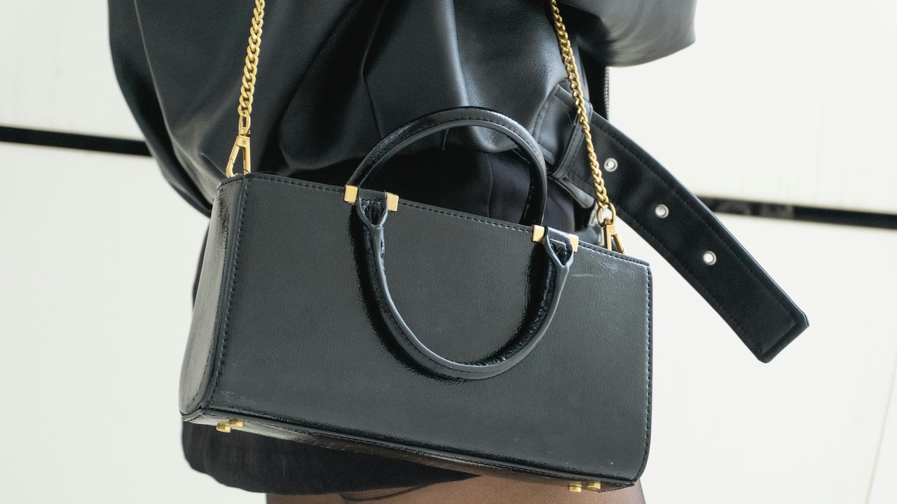 Van Heusen, Allen Solly जैसे टॉप ब्रांड्स के स्टाइलिश Sling Bags, Handbags पर 50% तक की छूट, जल्दी देखें डील्स