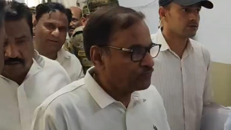 जल जीवन मिशन घोटाले में महेश जोशी को भेजा जेल, पेशी के दौरान भावुक हुए संजय बड़ाया