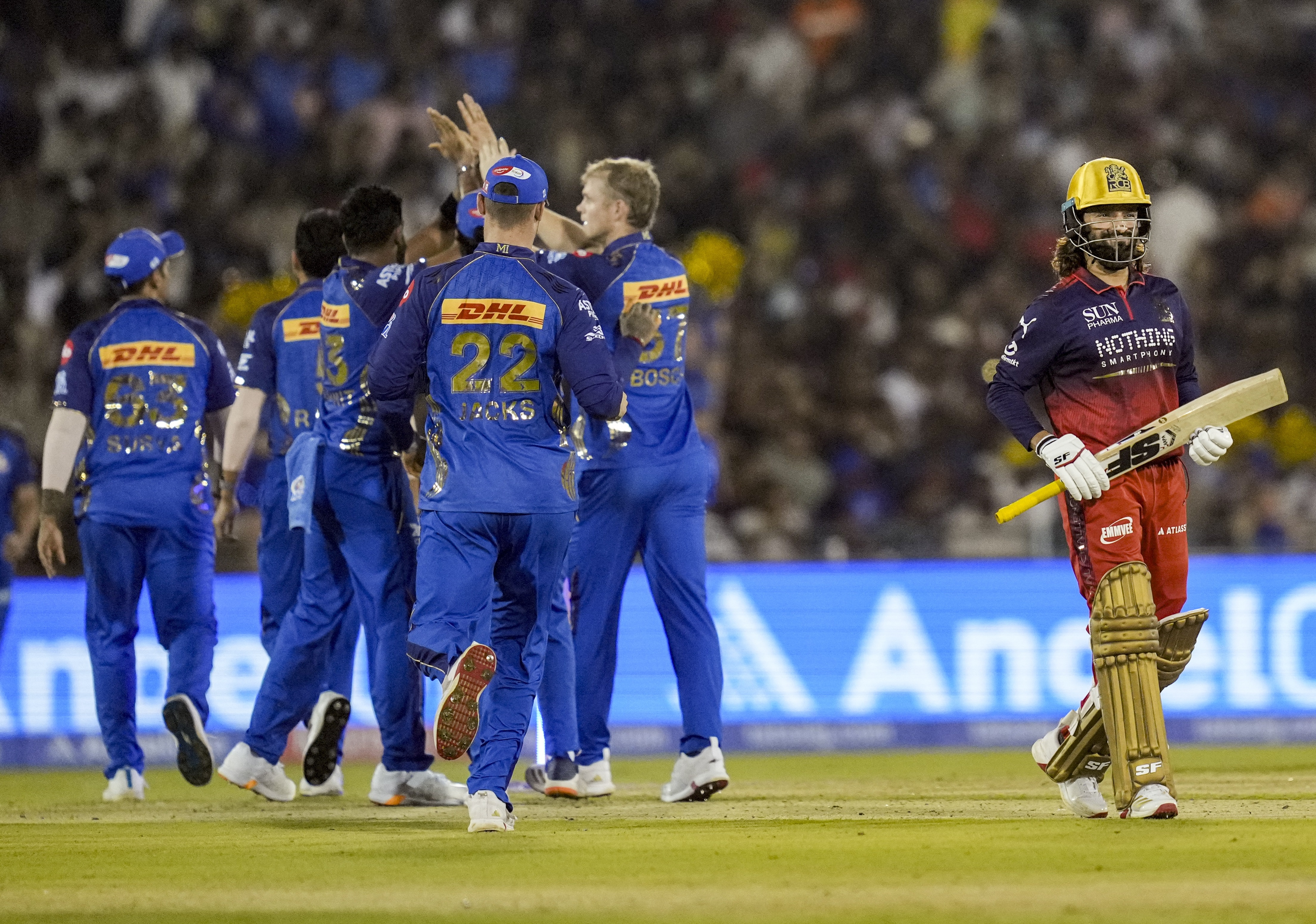 RCB vs MI LIVE Score: बेंगलुरु को 30 गेंद  में जीत के लिए चाहिए 49 रन, क्रुणाल पांड्या का अर्द्धशतक