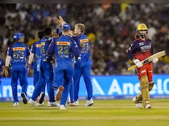 RCB vs MI LIVE Score: बेंगलुरु को 30 गेंद  में जीत के लिए चाहिए 49 रन, क्रुणाल पांड्या का अर्द्धशतक