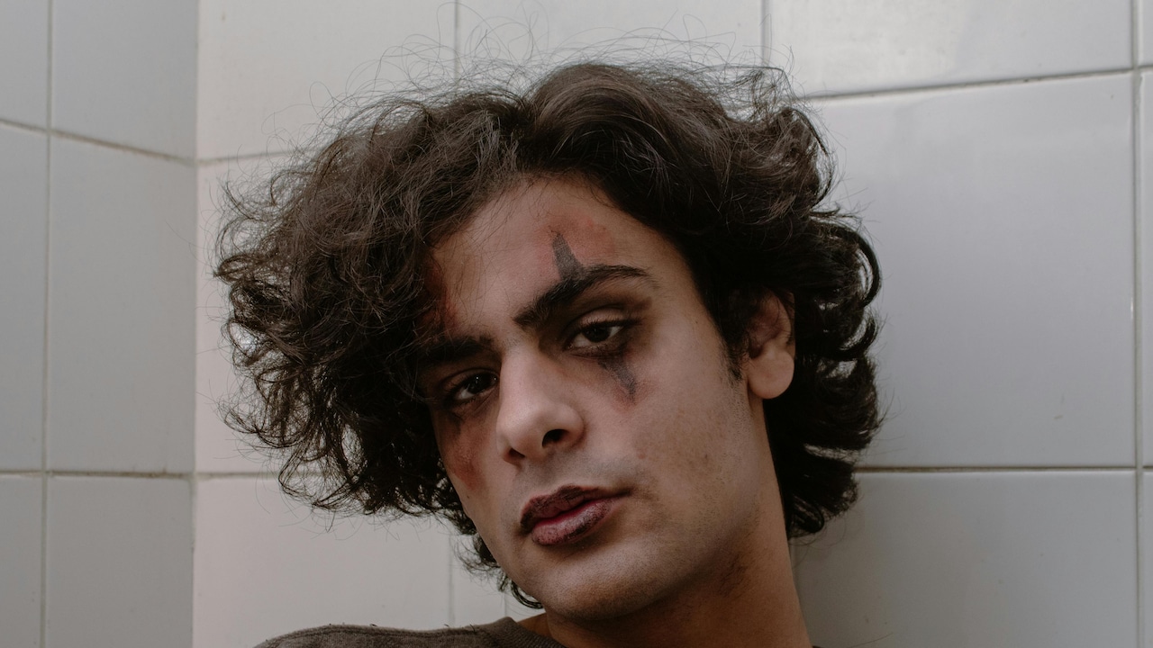 Guyliner is less about makeup rules and more about individuality. Guyliner is less about makeup rules and more about individuality.