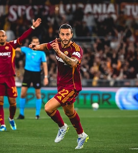 Roma Hammer Fiorentina To Remain In Champions League Hunt
