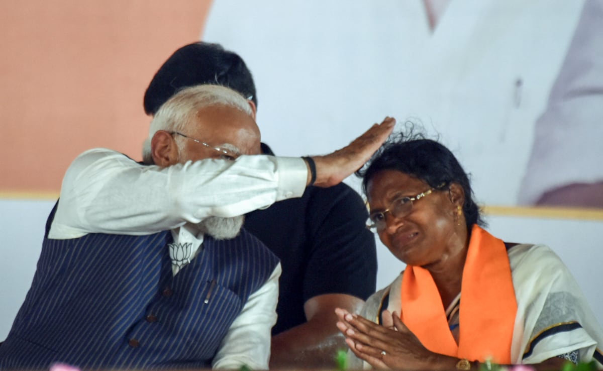PM Narendra Modi with Ratna Debnath during a campaign rally