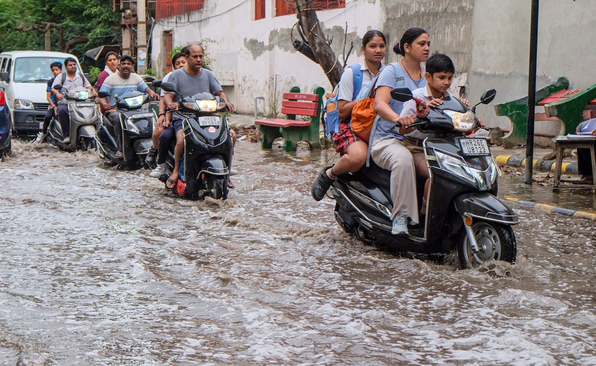 Delhi Rain: अभी कितने दिन ओले-बारिश होगी? दिल्ली से यूपी-बिहार तक बरसात ने सबको भिगो डाला, जानें आज का मौसम
