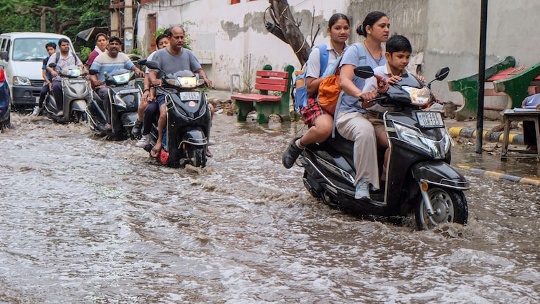 Delhi Rain: अभी कितने दिन ओले-बारिश होगी? दिल्ली से यूपी-बिहार तक बरसात ने सबको भिगो डाला, जानें आज का मौसम