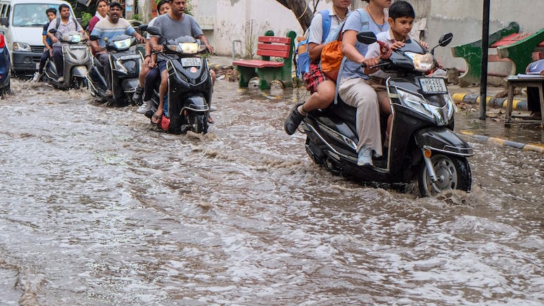 Delhi Rain: अभी कितने दिन ओले-बारिश होगी? दिल्ली से यूपी-बिहार तक बरसात ने सबको भिगो डाला, जानें आज का मौसम