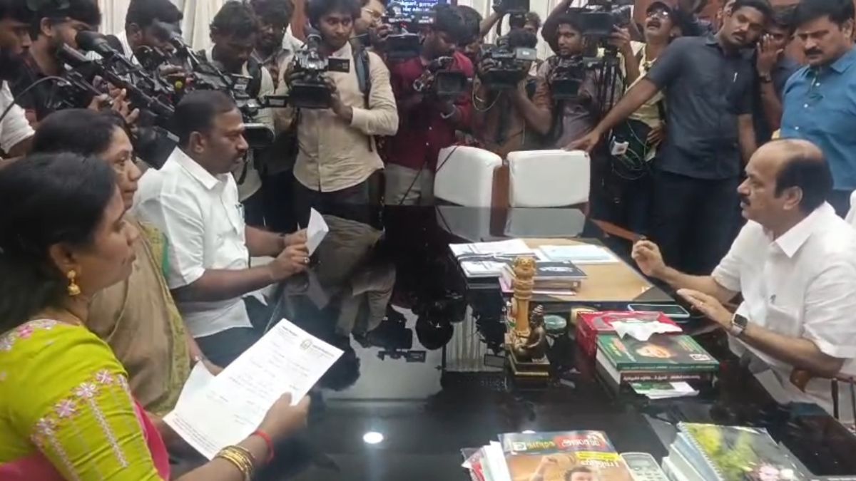 तमिलनाडु: चुनाव नतीजों के 21 दिन के भीतर ही AIADMK के 3 विधायकों का इस्तीफा, तुरंत TVK में हो गए शामिल