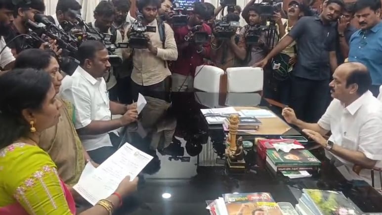 तमिलनाडु: चुनाव नतीजों के 21 दिन के भीतर ही AIADMK के 3 विधायकों का इस्तीफा, तुरंत TVK में हो गए शामिल