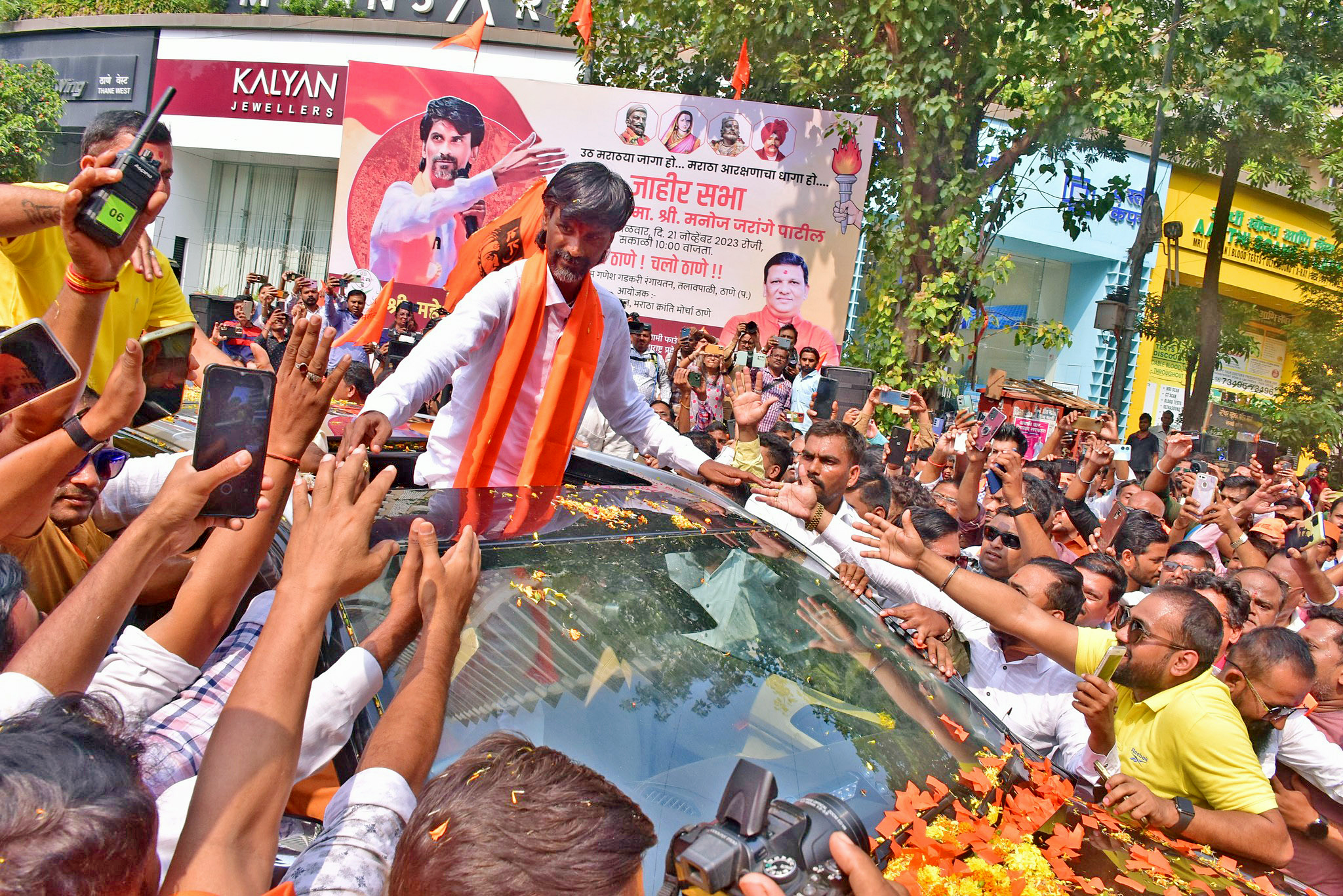 इधर जरांगे अनशन पर अड़े, उधर हाइवे पर चक्का जाम, आधी रात सरकार की बैठक