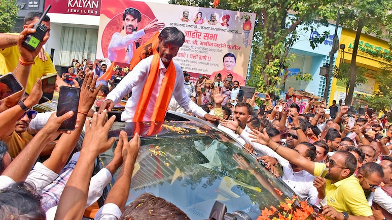 इधर जरांगे अनशन पर अड़े, उधर हाइवे पर चक्का जाम, आधी रात सरकार की बैठक