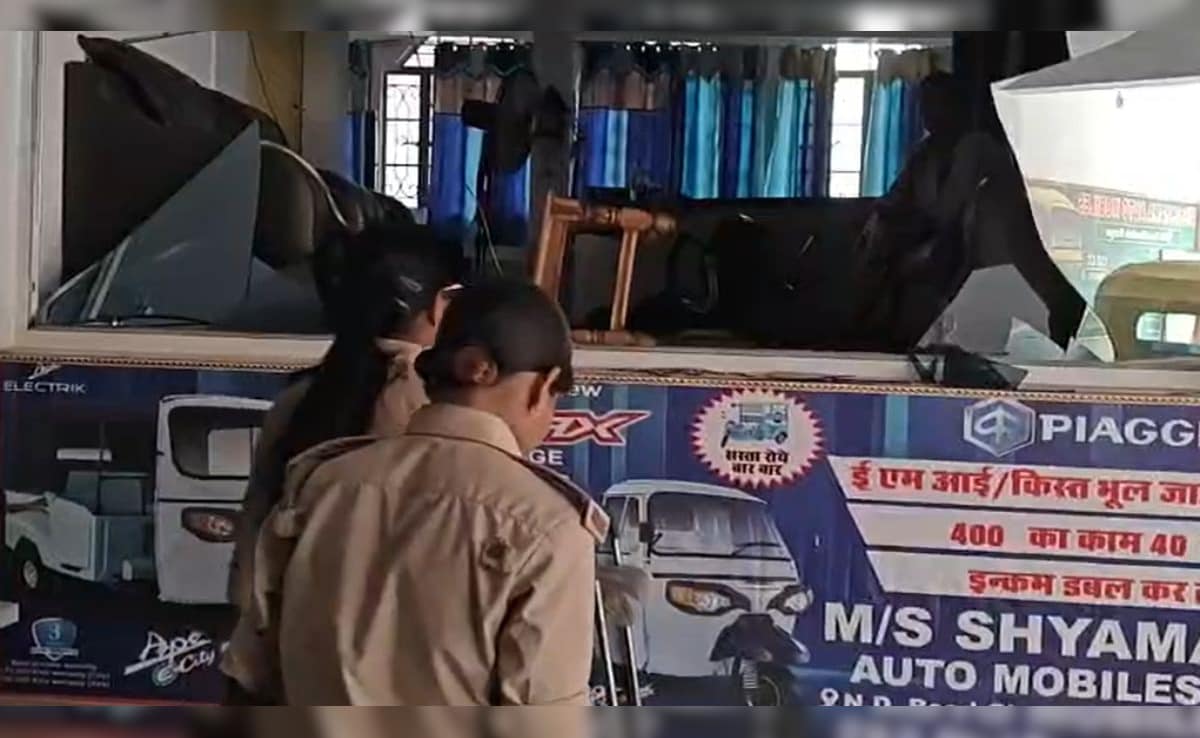 Bihar: पति की दूसरी शादी से भड़की पत्नी, ऑटो शोरूम में मचाया हाई-वोल्टेज ड्रामा, तोड़ीं टेबल-कुर्सियां