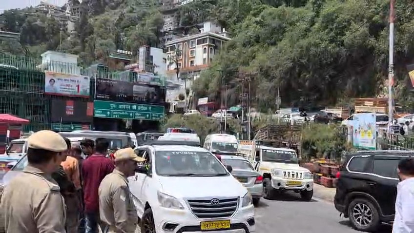 गर्मी से बचने के लिए पहाड़ी इलाकों में पहुंच रहे सैलानी. गर्मी से बचने के लिए पहाड़ी इलाकों में पहुंच रहे सैलानी.