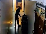 डिलीवरी बॉय ने क्रिकेट बैट देख किया कुछ ऐसा कि इंटरनेट पर छा गई ये वीडियो, लोग हुए भावुक डिलीवरी बॉय ने क्रिकेट बैट देख किया कुछ ऐसा कि इंटरनेट पर छा गई ये वीडियो, लोग हुए भावुक