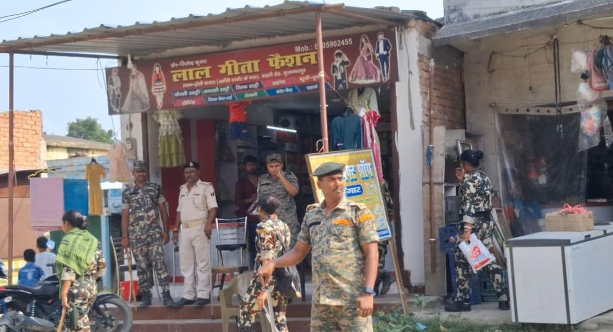कार्रवाई के दौरान भारी फोर्स तैनात है. 