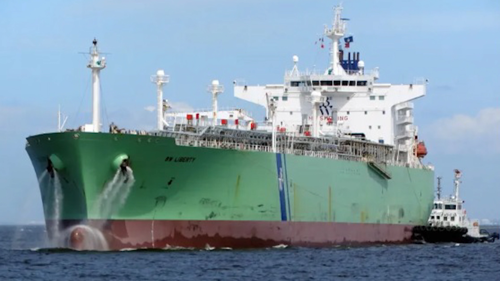 Indian LPG Tanker Safely Crosses Strait of Hormuz Amid War