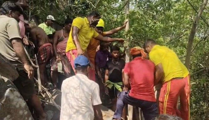 odisha nayagarh minor boy head stuck in rock 