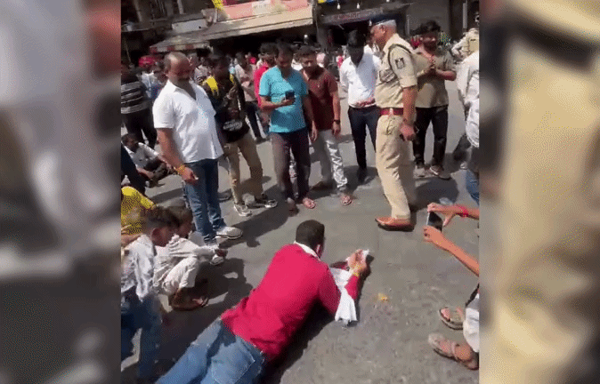 VIDEO: इंदौर में जल संकट पर दंडवत हुए कांग्रेस पार्षद, रेंगते हुए पकड़े अफसरों के पैर&nbsp;