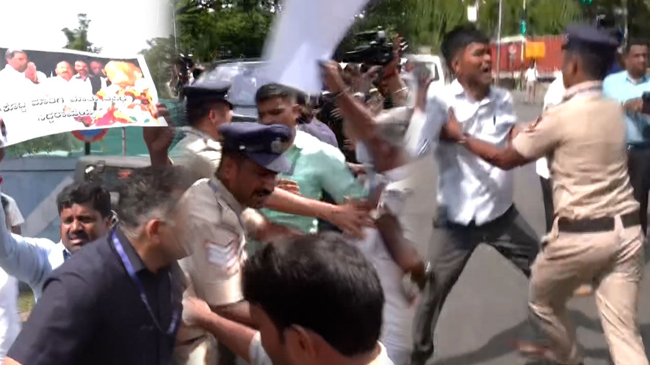 Supporters Of Siddaramaiah Protest Outside His Residence Ahead Of Resignation As CM